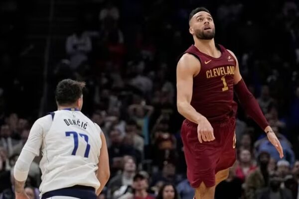 El triple imposible desde mitad de cancha a un segundo del final que hizo historia en la NBA